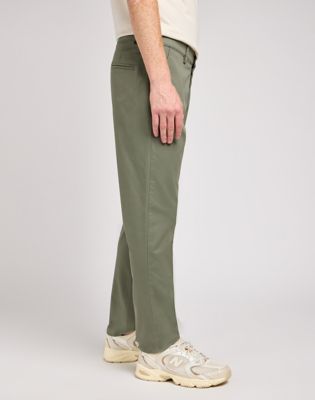 Las mujeres también llevan pantalones chinos. ¿Quieres saber por qué?