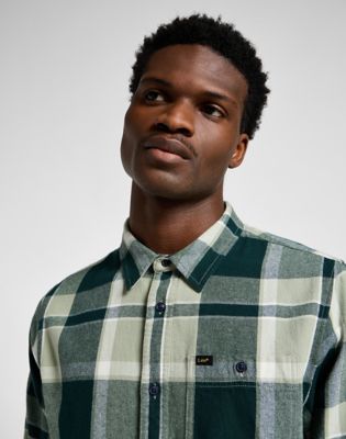 Leesure Shirt in Green alternative view 4