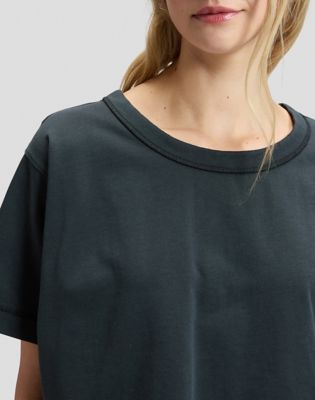 Relaxed Cropped Tee in Washed Black