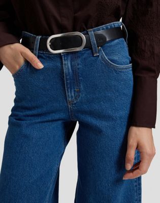 Oval Buckle Leather Belt in Black